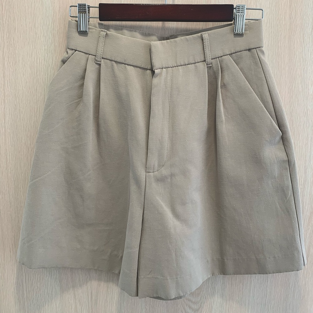 SOLD - Zara linen blend pleated shorts
